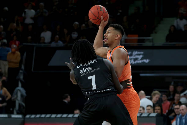 半场战报：加拿大-美国，奥卢瓦塞伊，帕特里克-阿杰芒破门.